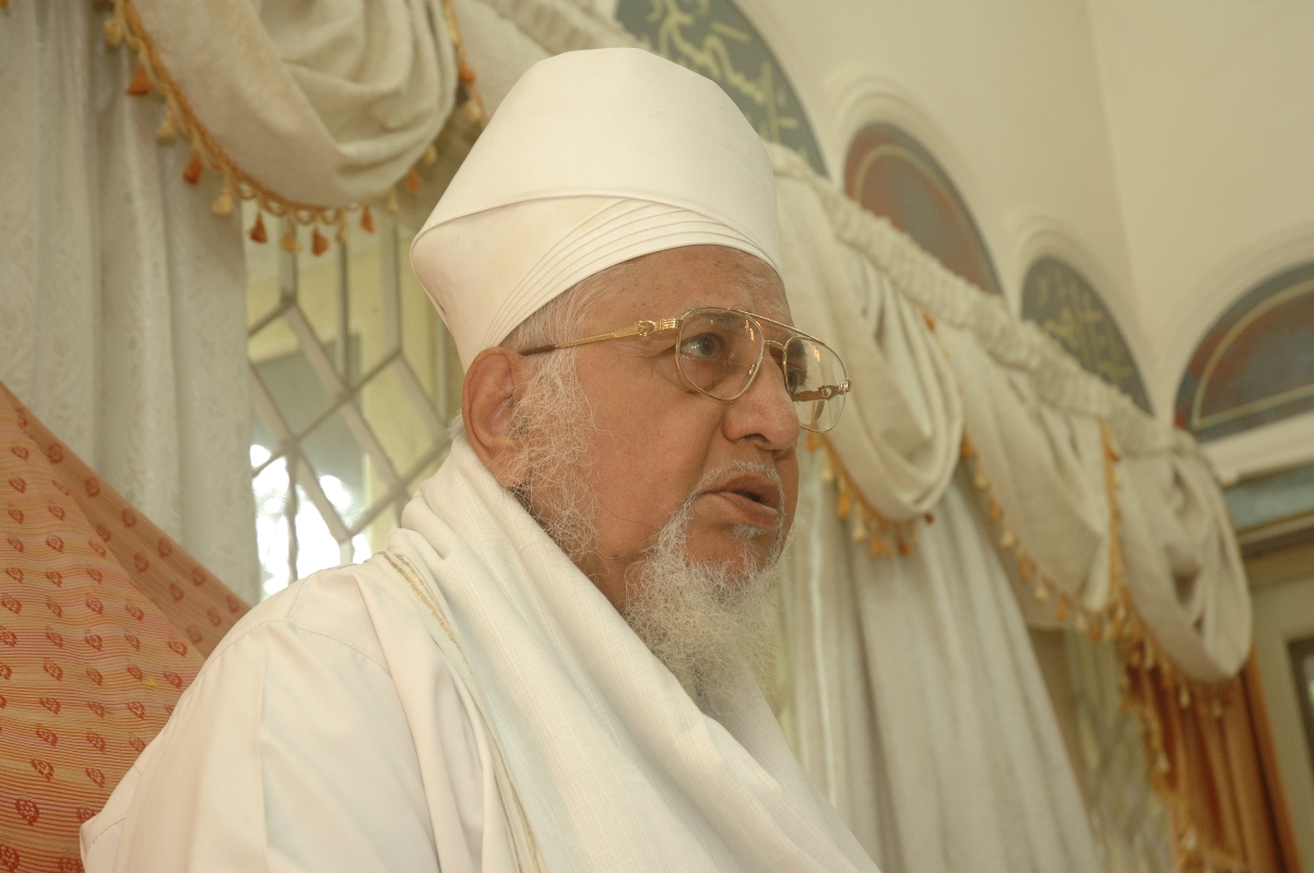 Saiyedna Abu Haatim Taiyeb Ziyauddin saheb (tus) giving hidaayaat